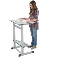 Produktbild Schülertisch zum Sitzen und Stehen mit Fußstütze 